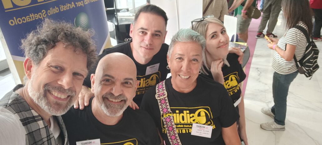Luciano Zanoni posa con la Crew Esibirsi a Musika Expo