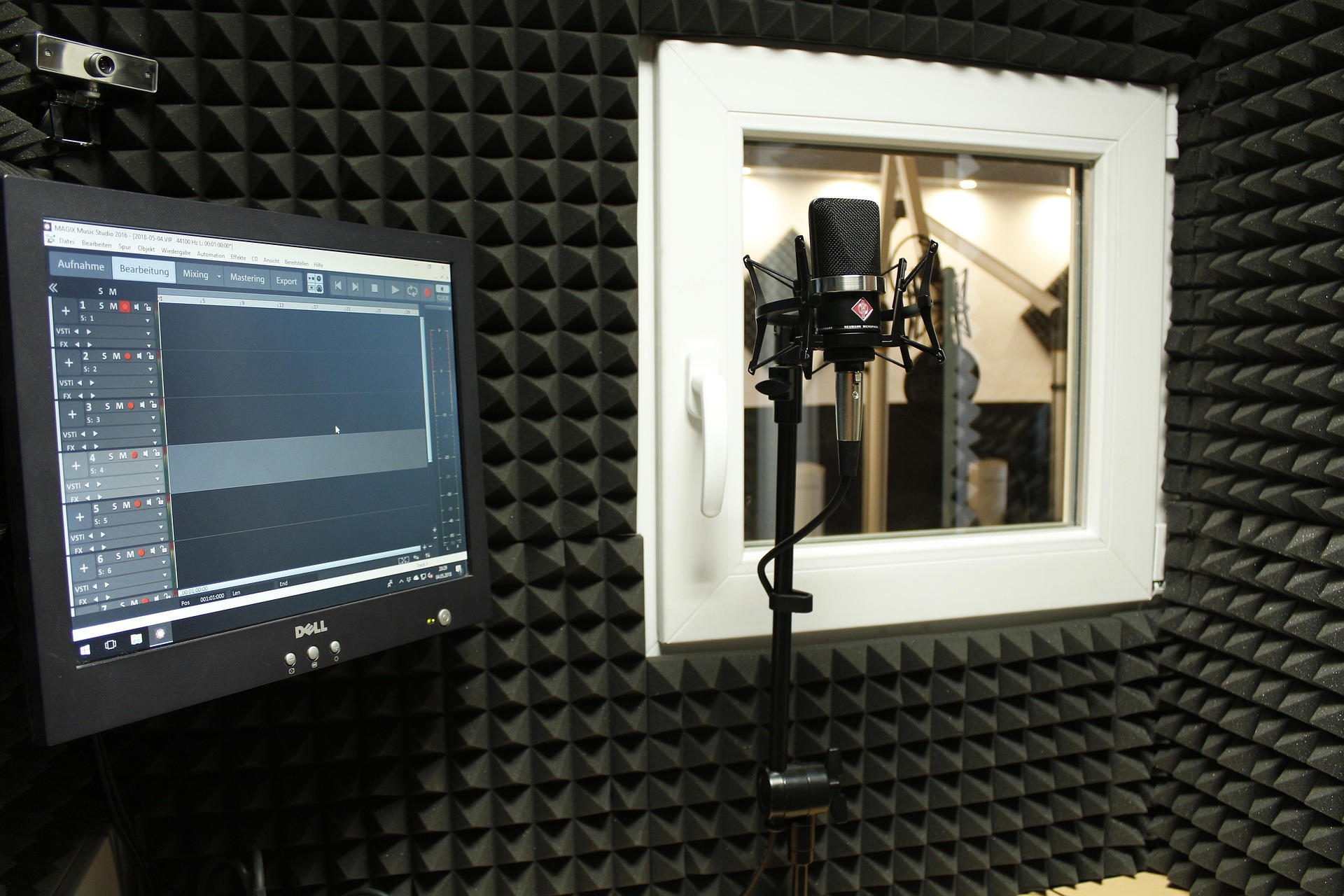 Cabina insonorizzata professionale con microfono da studio per produrre musica e registrare contenuti audio